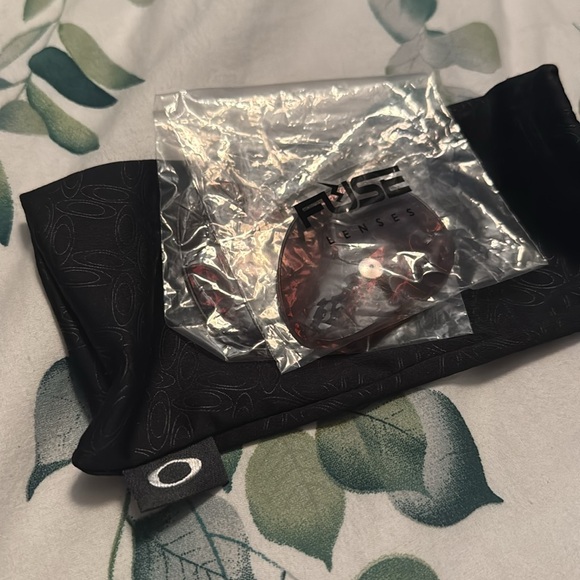 Women\'s Oakley sunglasses, worn one time, brand new condition main image 4